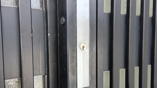 秋田県男鹿市　玄関引き違い錠交換