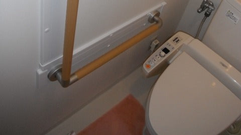 トイレのバリアフリー —「介護」を支える改修ポイントは、手すりとセンサーにあり—